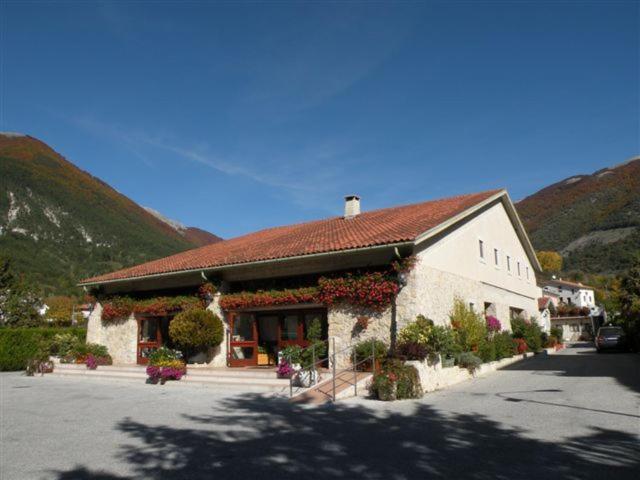 Albergo Ristorante Il Pescatore Villetta Barrea Esterno foto