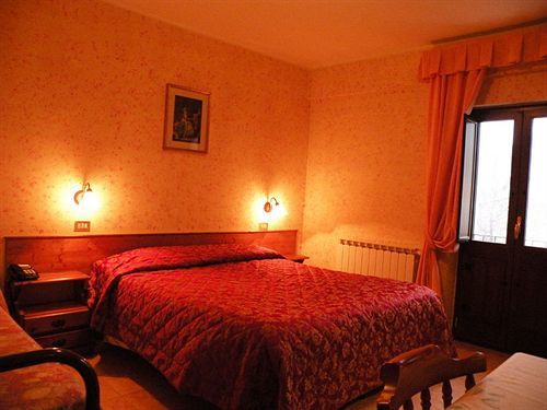 Albergo Ristorante Il Pescatore Villetta Barrea Esterno foto